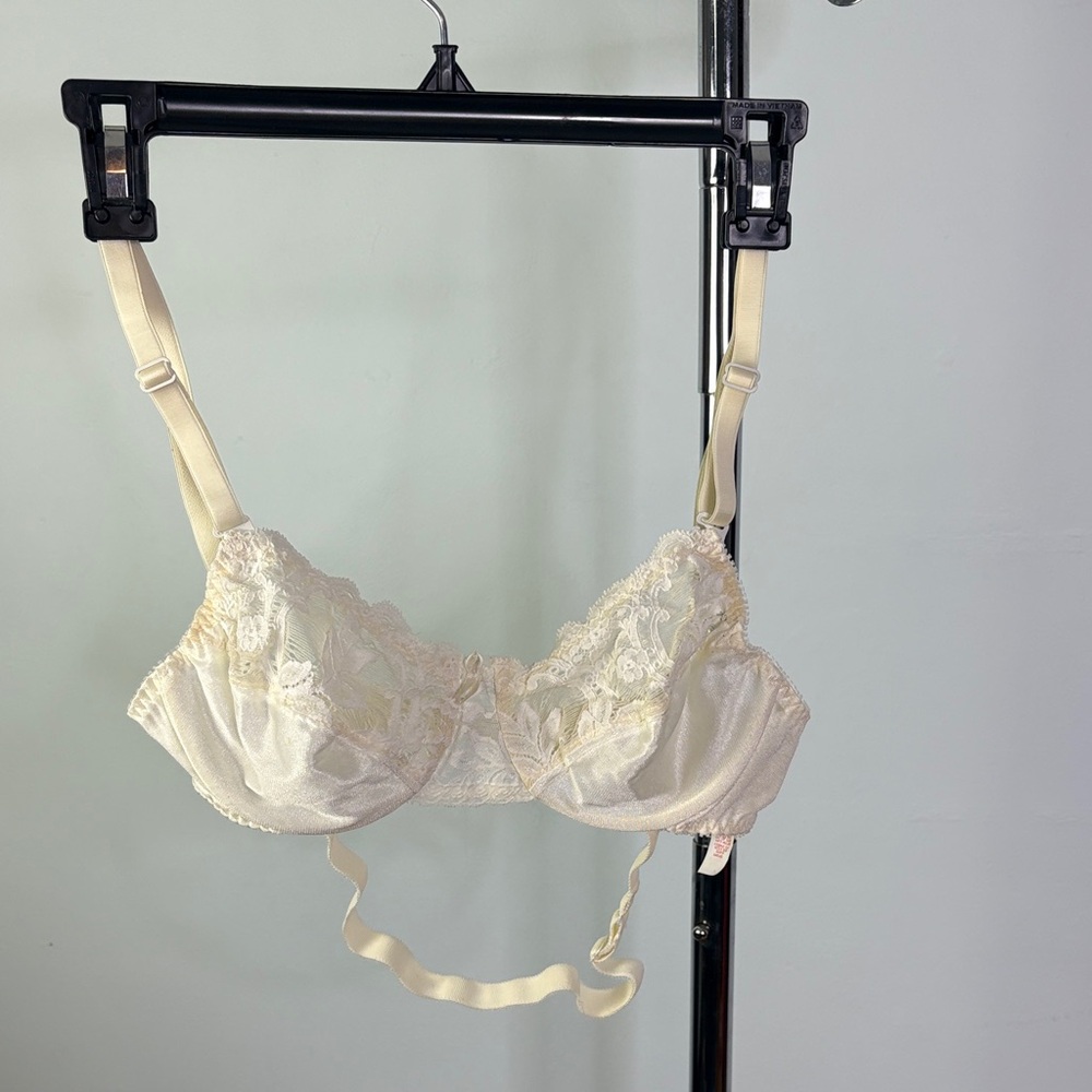 Vintage 80s Lacy underwire, backless bra, white